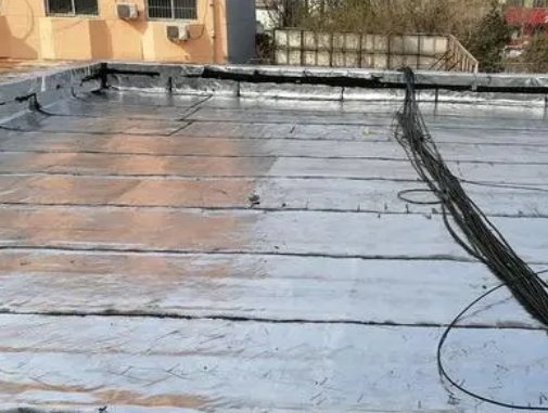珲春卫生间漏水维修公司分享下珲春屋面楼顶防水刚性防水层施工要点。